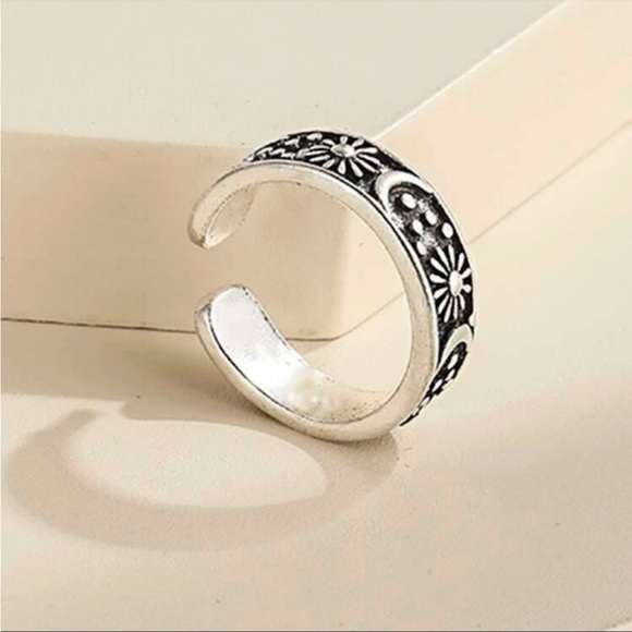 Silver moon/sun ring - Picture 2 of 3